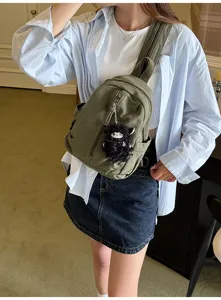 Gruene Canvas Brusttasche fuer Damen, laessige Umhaengetasche mit suessem schwarzem Schafanhaenger.