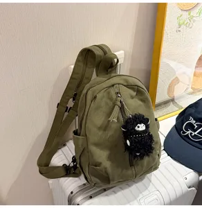 Detailansicht des vintage gewaschenen Canvas-Multifunktions-Freizeitrucksacks mit Anhänger.