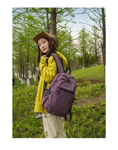 Sac à dos d'extérieur violet élégant pour femme, idéal pour la randonnée et le voyage.