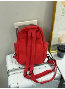 Roter Canvas wandelbarer Rucksack Detail, lässige tägliche Reise Brust Schulter Tasche Ansicht.