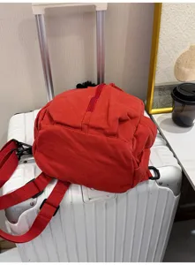 Roter Freizeitreucksack aus Canvas mit Reissverschluss fur den taglichen Gebrauch und Reisen.