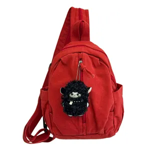 Roter, gewaschener Canvas-Sling-Rucksack Freizeittasche mit schwarzem Schaf-Anhänger.