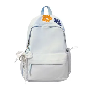 Japanischer Harajuku Stil heller blauer Studenten Rucksack mit schicken Blumenstickereien.