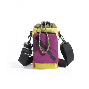 Nahaufnahme der farbblockierten Outdoor-Handytasche, die die vordere Reißverschlusstasche zeigt.