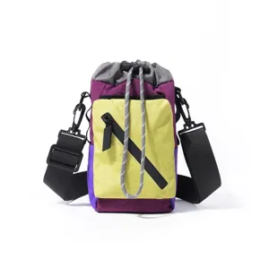 Outdoor Umhängetasche Detail, leichte Handytasche mit Reißverschluss und Riemen.