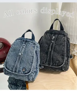 Detailansicht von vintage gewaschenen Jeans-Rucksäcken in Blau und Schwarz mit Taschen.