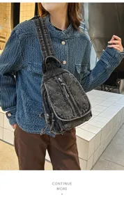 Detailansicht der Vintage-Brusttasche aus gewaschenem Denim, getragen in urbanem Ambiente.