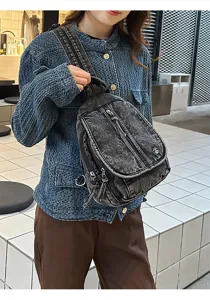 Model trägt eine graue Retro-Brusttasche aus gewaschenem Denim im Streetstyle-Look.
