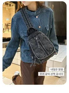 Vintage-Umhängetasche aus gewaschenem Denim, an einem Model für einen lässigen Look gezeigt