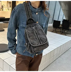 Detail einer vintage gewaschenen Denim-Brusttasche, die in einem Cafe getragen wird