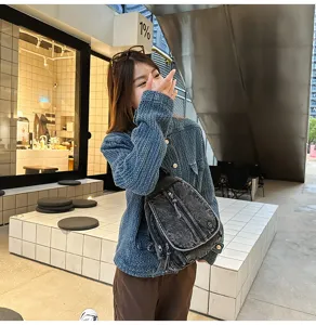 Vintage-Brusttasche aus gewaschenem Denim, präsentiert von einem Model in urbanem Stil