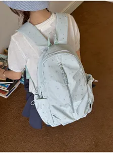 Vista posteriore di un elegante zaino azzurro con motivi a stelle per ragazze a scuola