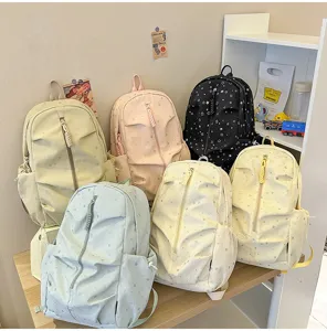 Vista dettagliata di vari zaini colorati con stelle per studenti in un ambiente lifestyle