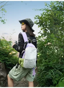 Vue détaillée d'un sac à dos de randonnée en nylon bicolore pour femme en extérieur.