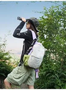 Détail d'un sac à dos de randonnée pour femme color-block dans un cadre extérieur.