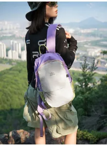 Vue détaillée d'un sac à dos de randonnée en nylon violet et gris dans la montagne