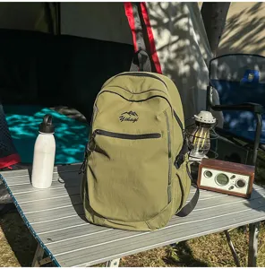 Sac à dos de randonnée vert olive sur table de camping