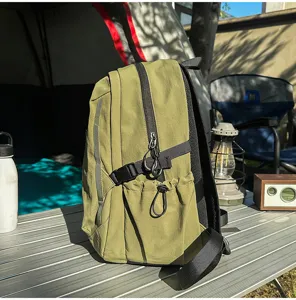 Sac à dos d'extérieur vert olive dans un cadre de camping professionnel lifestyle
