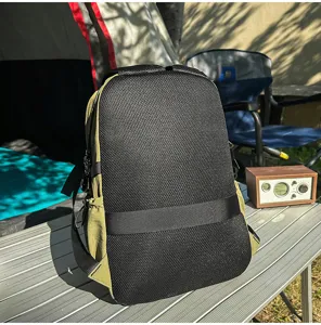 Vue détaillée du panneau arrière en maille respirante d'un sac à dos de sport vert plein air