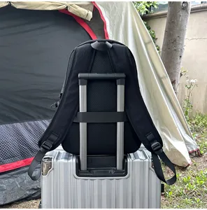 Dos du sac à dos de voyage noir avec filet respirant et sangle de bagage sur valise