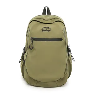 Vue frontale d'un sac à dos de randonnée extérieur vert olive avec logo Yikagi brodé