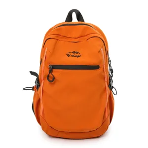 Vue de face d'un sac à dos d'extérieur orange vif avec un logo de montagne noir et poches