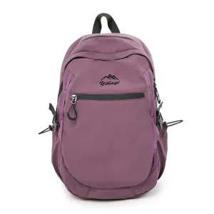 Vue de face du sac à dos de randonnée violet et du cartable décontracté pour élève