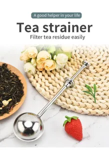 Detalle de primer plano del colador de té de acero inoxidable con malla esférica.