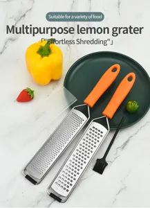 Edelstahl Zitronenreibe mit orangenem Griff, Küchenhelfer für Käse und Schokolade.