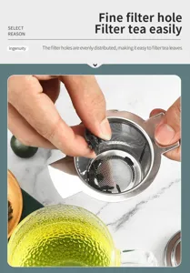Passoire à thé en acier inoxydable avec trous de filtre fins et double poignées pratiques.