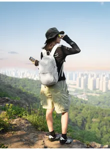 Photo de style de vie en plein air d'une femme avec un sac à dos de randonnée en nylon