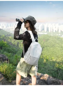 Femme portant un sac à dos d'extérieur en nylon blanc léger surplombant la ville