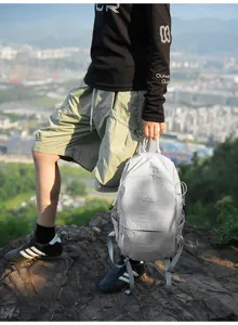 Sac à dos d'extérieur en nylon léger pour la randonnée et le vélo en montagne pittoresque