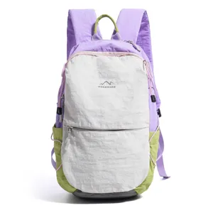 Sac à dos compact en nylon bicolore lavande et blanc, idéal pour la randonnée en plein air.