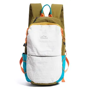 Vue détaillée d'un sac à dos léger en nylon coloré avec motif de montagne.