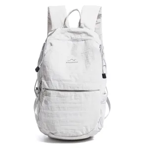 Vue détaillée d'un sac à dos d'extérieur en nylon blanc avec un logo de montagne