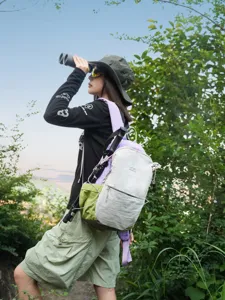 Sac à dos de randonnée en nylon color-block élégant pour femme dans un décor de montagne