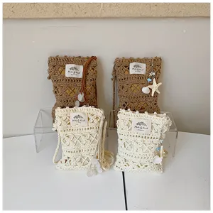 Vue détaillée de sacs de téléphone exquis faits main en crochet ajouré, tons kaki et crème