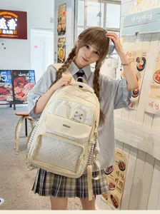 Zaino Ita Bag a pois kawaii per ragazze indossato in un ambiente di stile di vita