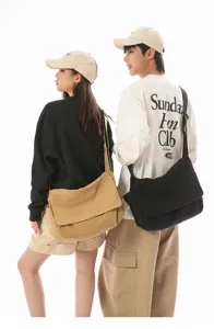 Große Vintage-Segeltuch-Umhängetasche mit Klappe, in Schwarz und Khaki präsentiert
