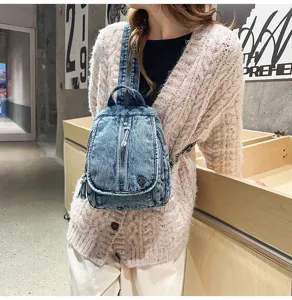 Detailansicht eines vintage gewaschenen Denim-Mini-Rucksacks als stylische Umhängetasche