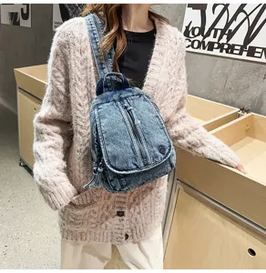 Vintage-Rucksack aus gewaschenem Denim, präsentiert von einem Model