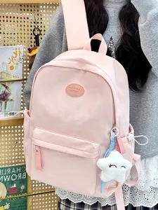Detailansicht eines minimalistischen hellrosa Schulrucksacks mit süßem Stern-Anhänger.