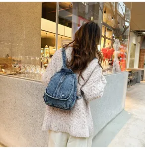 Vintage gewaschener Denim-Rucksack für Damen in einem urbanen Café-Hintergrund