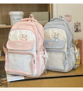Primo piano di graziosi zaini ita a pois rosa e blu con dettagli di nastri decorativi