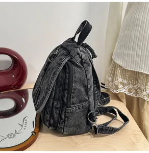 Seitenansicht eines Vintage-Rucksacks aus gewaschenem Denim mit vielen Fächern.