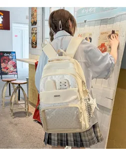 Vista posteriore di un simpatico zaino da studente a pois crema con orecchie di coniglio