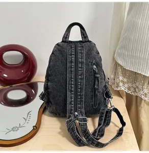 Rückansicht eines Vintage-Rucksacks aus gewaschenem Denim mit Reißverschluss und Trägern