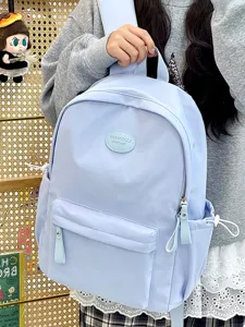 Nahaufnahme eines hellblauen Studentenrucksacks mit großem Fassungsvermögen für Schule