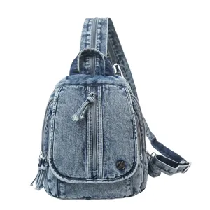 Detailansicht des Retro-Rucksacks aus säuregewaschenem Denim mit Reißverschlussfächern.